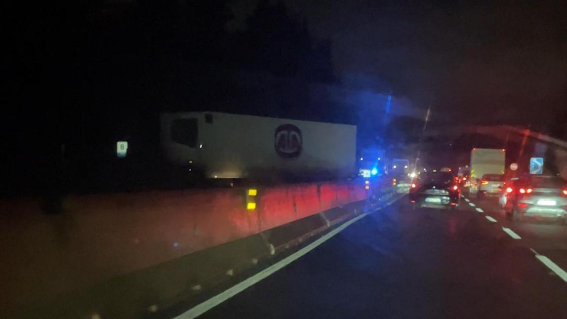 Camion intraversato in FiPiLi, tratto chiuso verso Livorno. Code e disagi