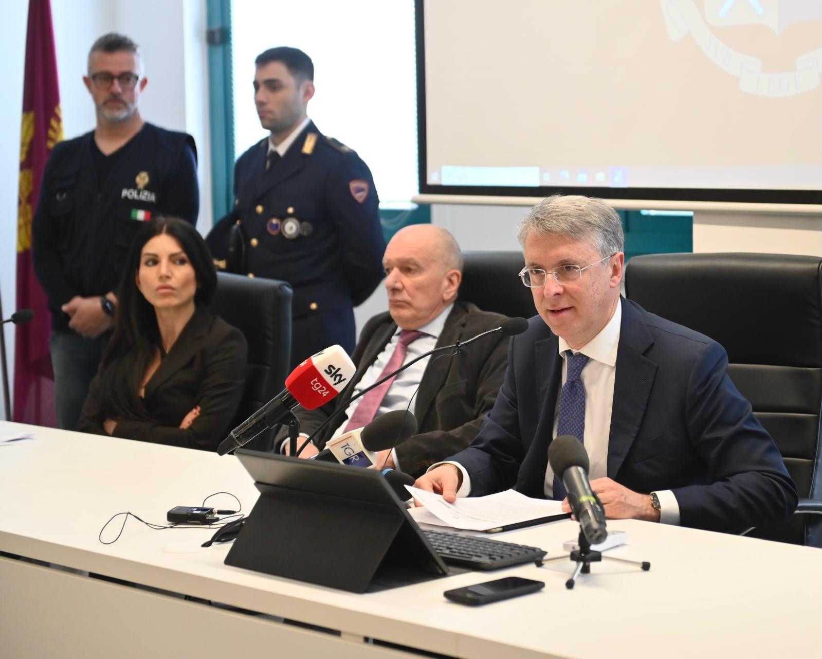 La conferenza stampa del procuratore di Perugia Raffaele Cantone (Foto Crocchioni)