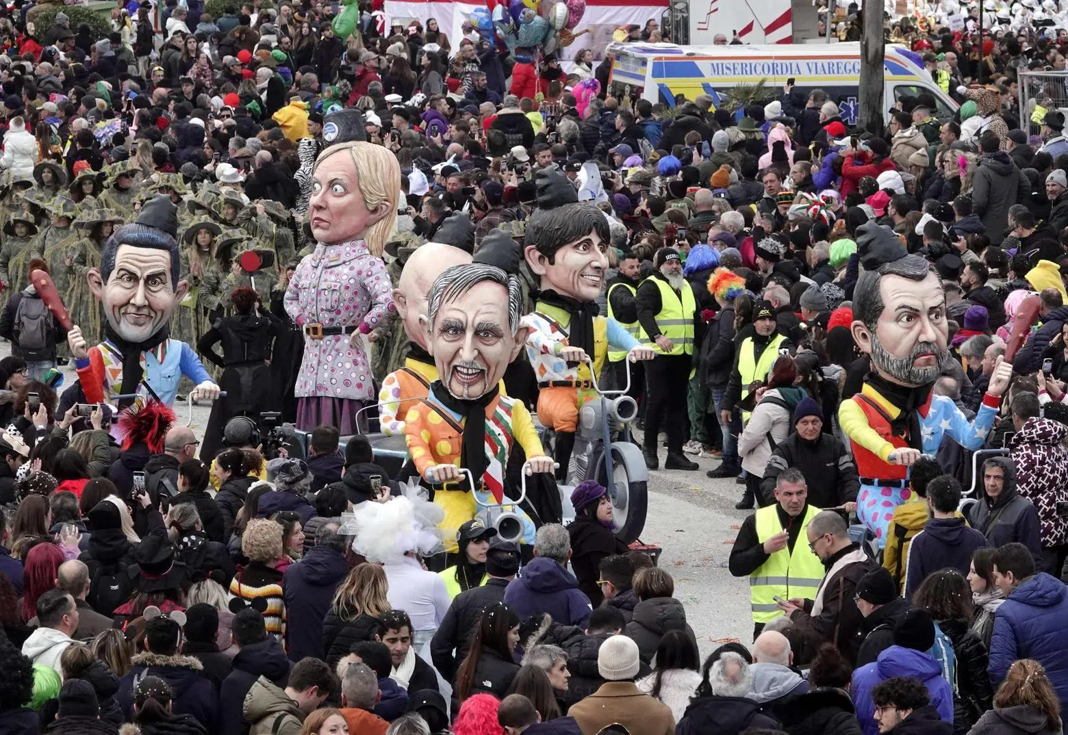 Stregati dal Carnevale a Viareggio e a Lucca