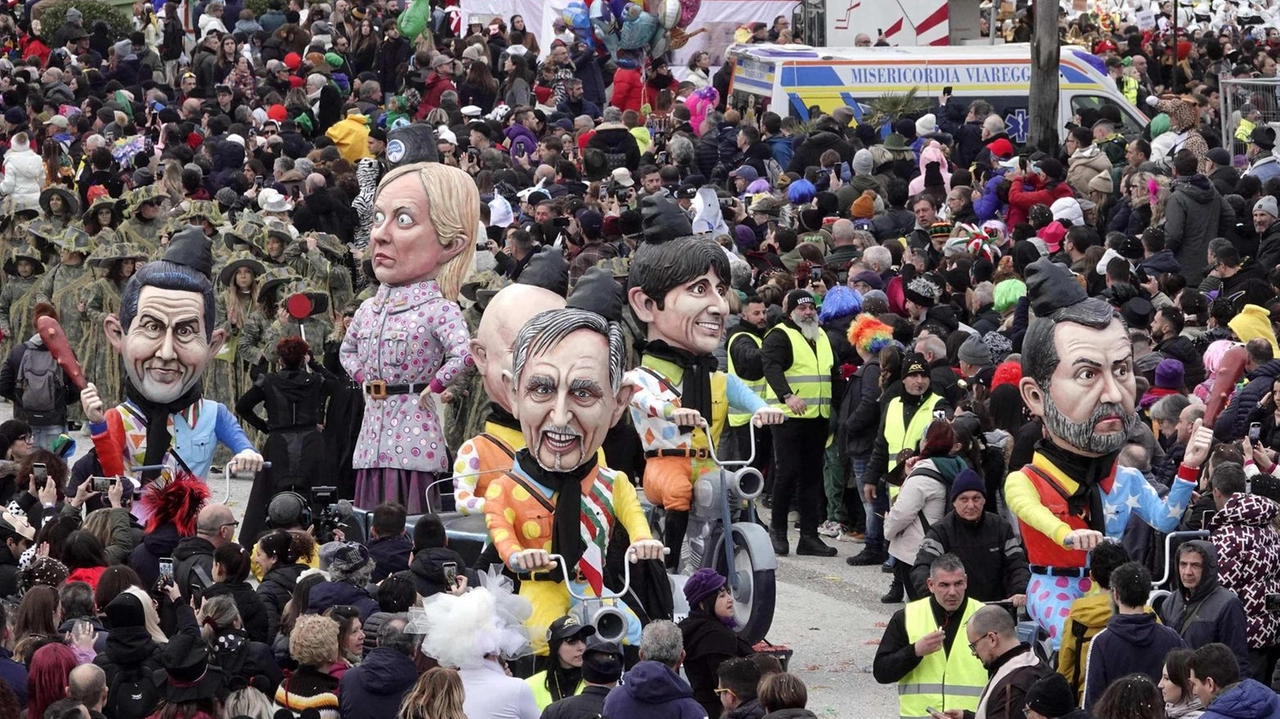 Carnevale: è attesa tanta folla sia oggi che domani a Viareggio e a Lucca