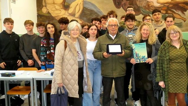 Un momento della speciale premiazione con consegna della targa avventua direttamente in classe alla Barsanti Matteucci