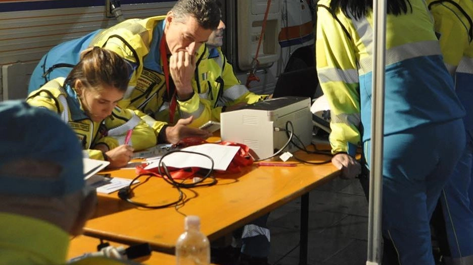 Esercitazione di protezione civile a Poggibonsi: volontari simulano soccorsi post-terremoto con unità cinofile. Coinvolte associazioni locali e autorità.