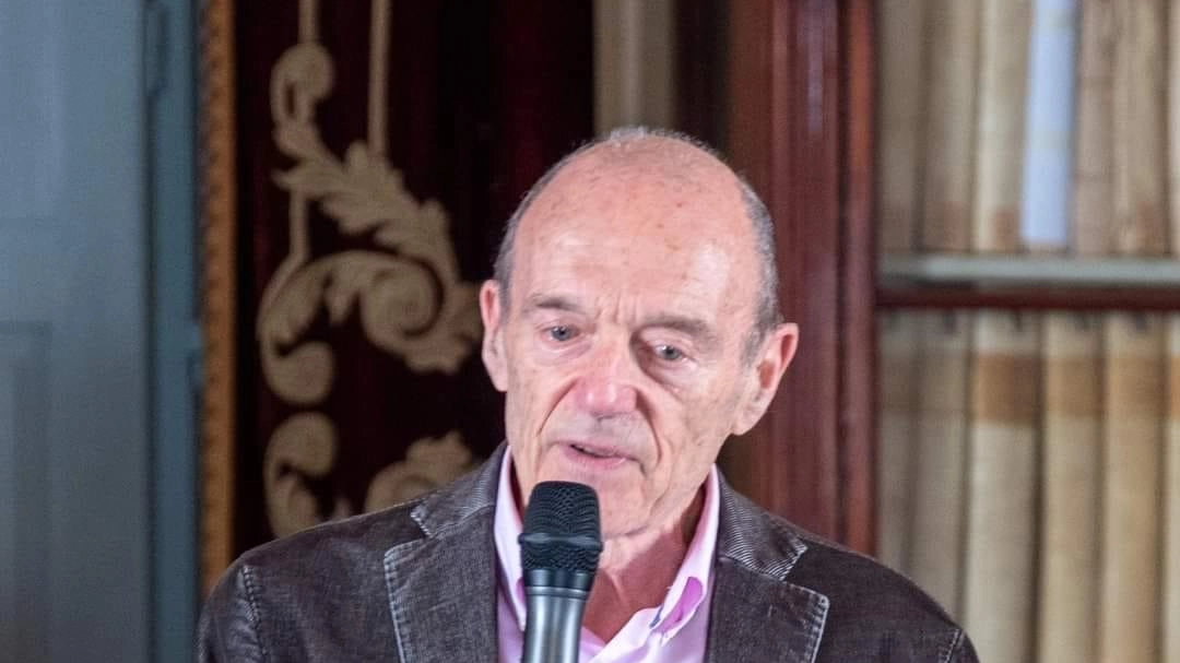 Silvio d'Amico, figura chiave del teatro italiano, fondò l'Accademia d'Arte Drammatica e introdusse il concetto di regia. Grandi attori si formarono con lui, celebrati in un evento dedicato alla sua biografia.