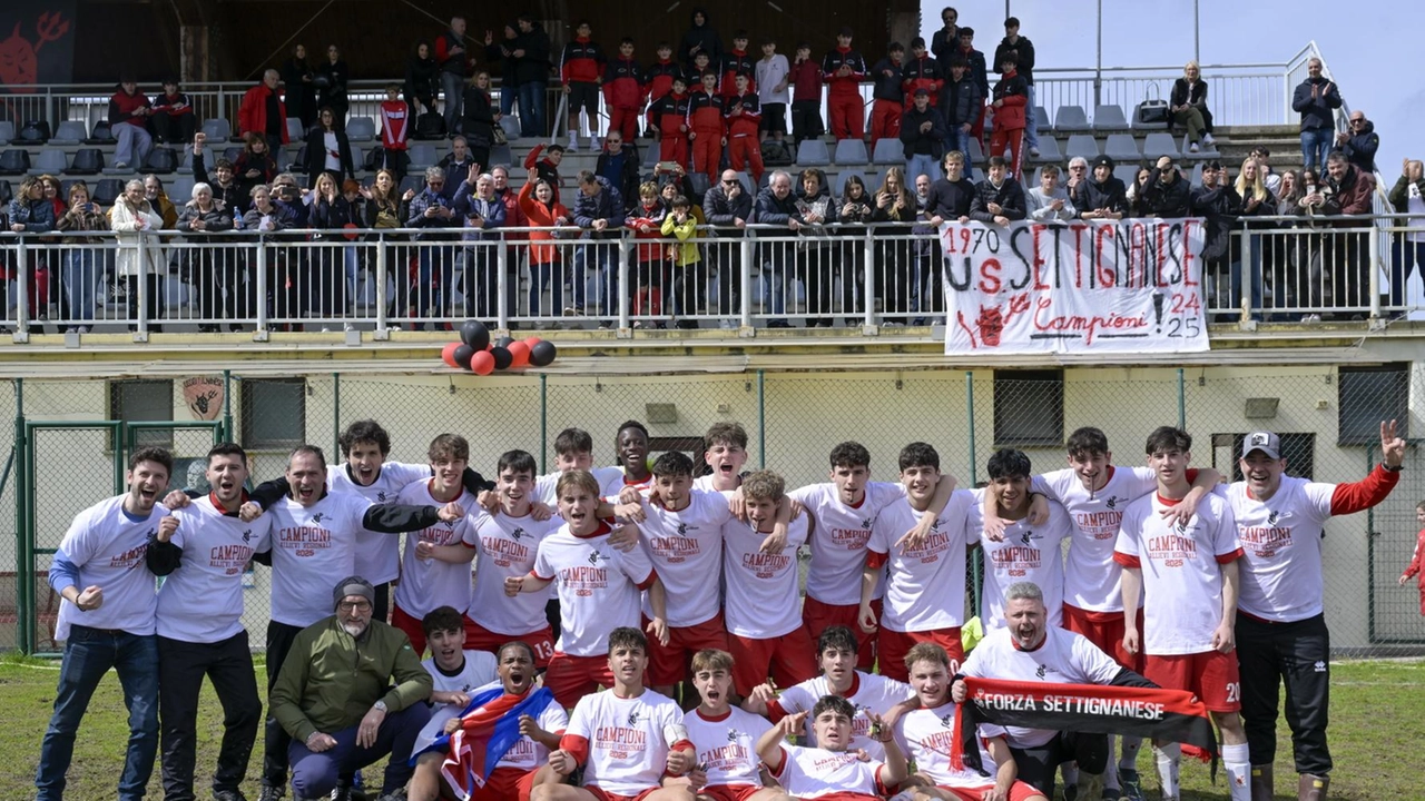 Gli Allievi regionali della Settignanese; a sinistra mister Filippo Fani