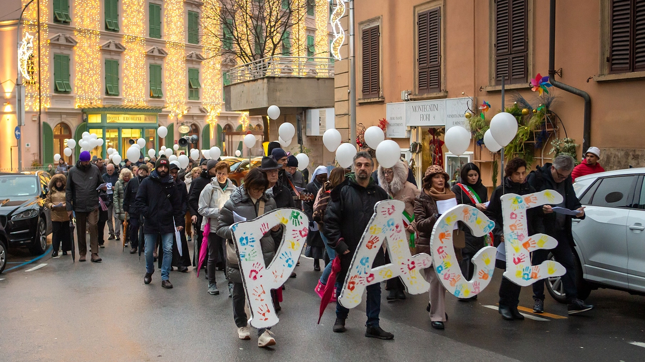 In testa al corteo la parola “Pace” (foto Goiorani)