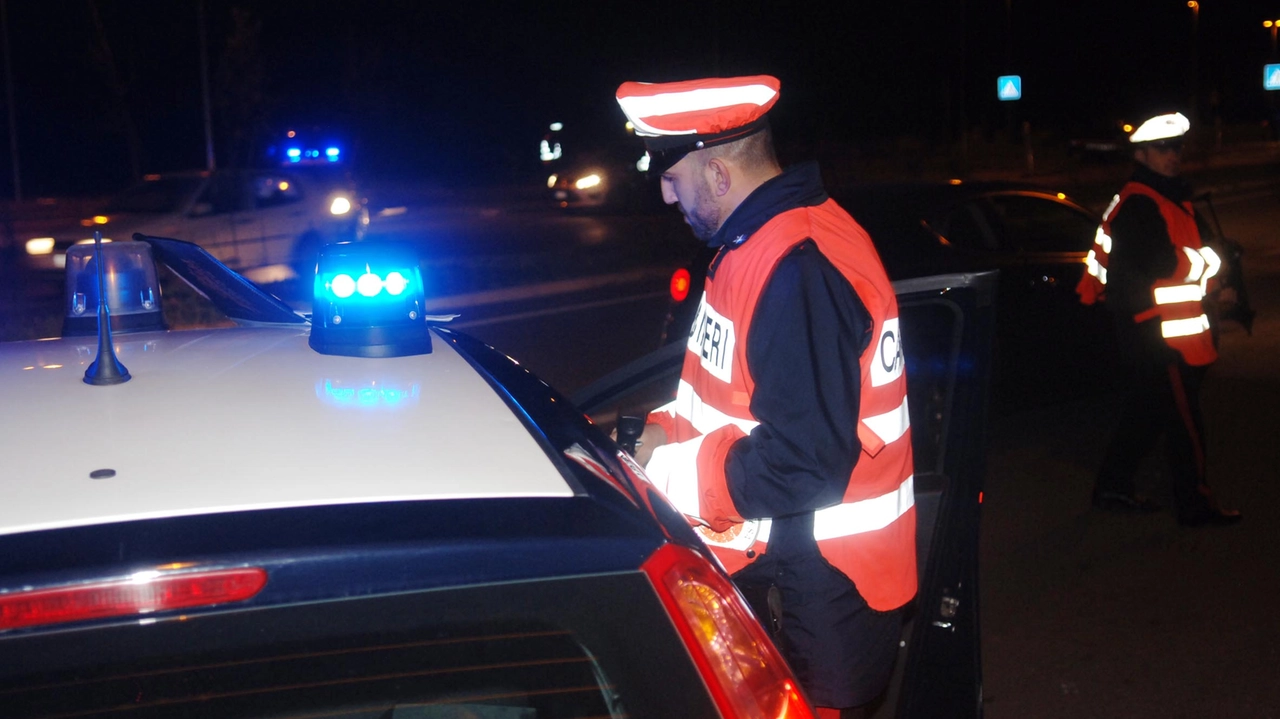 I carabinieri indagano sulla rapina a mano armata avvenuta sabato sera al punto vendita Carrefour Express in via Togliatti. La cassiera minacciata da due banditi (foto d’archivio)