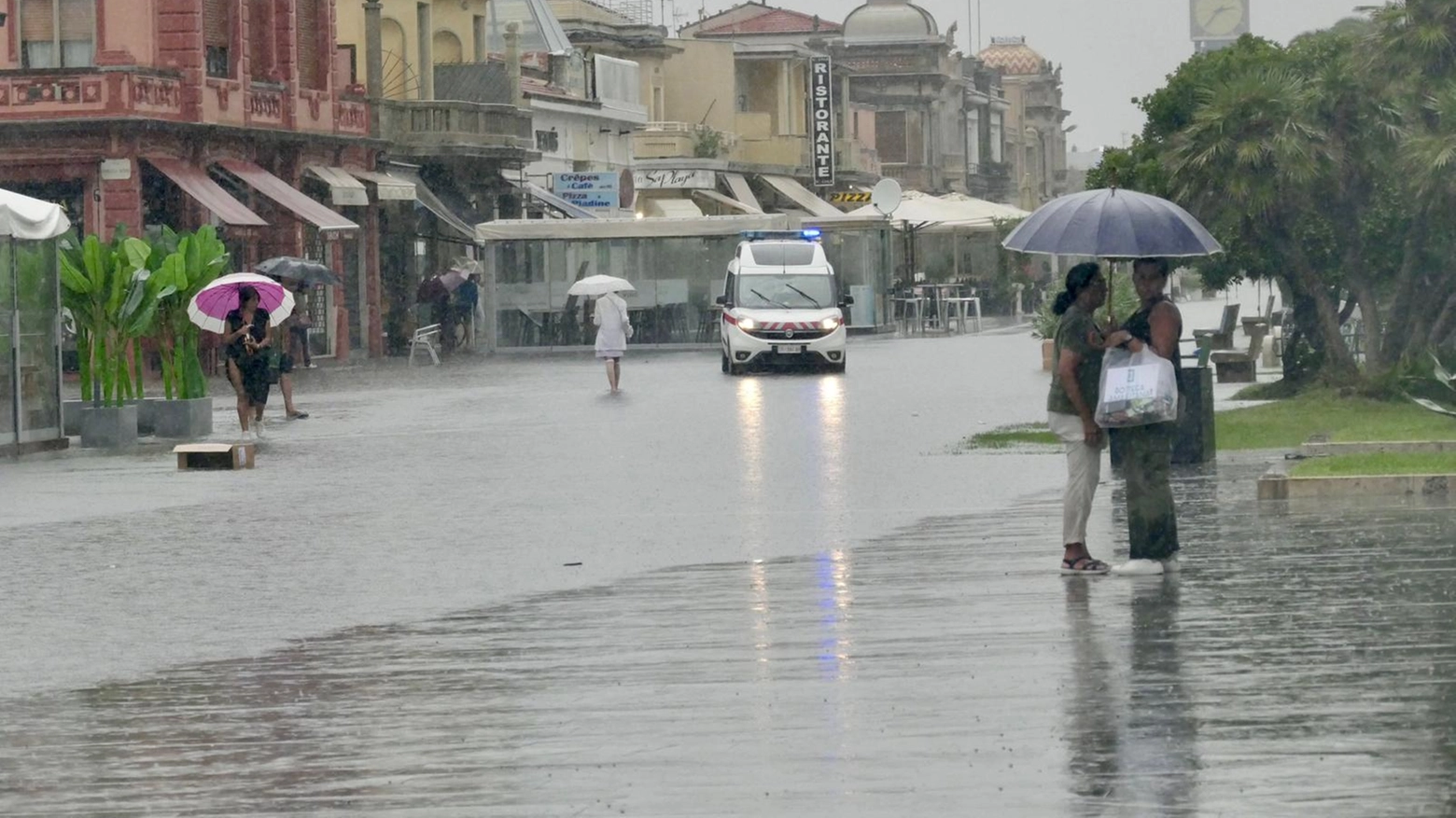 La passeggiata di Viareggio allagata (foto Umicini)