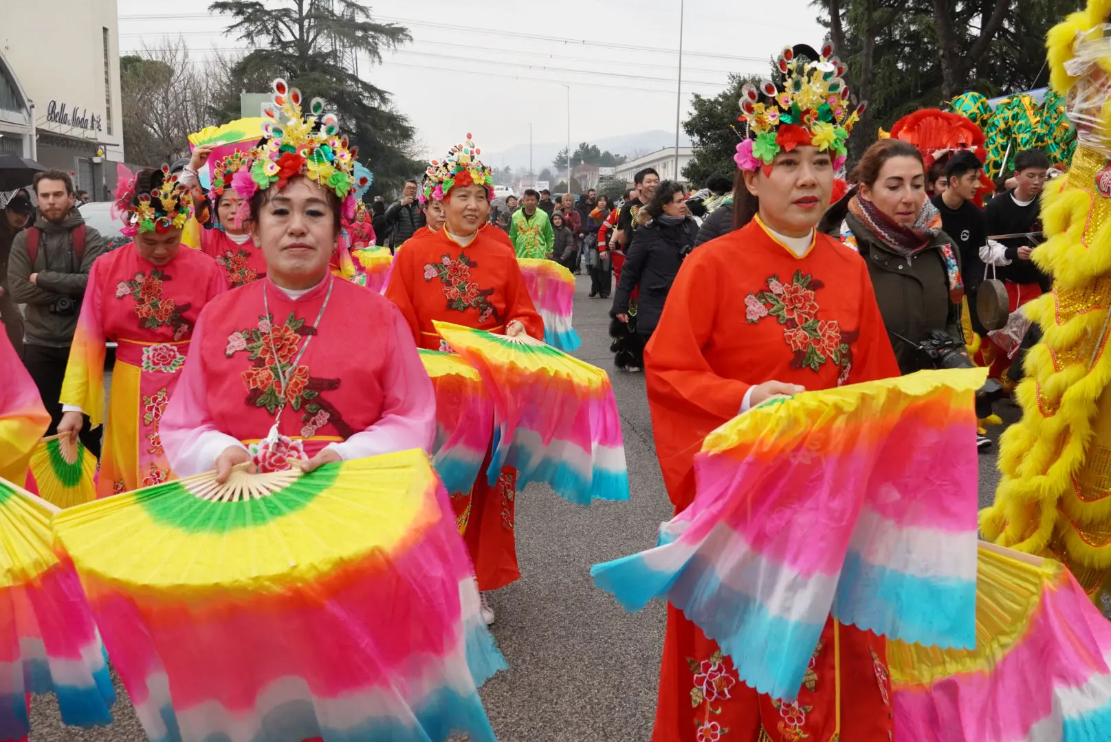 In migliaia nonostante la pioggia. Prato, grande festa per il Capodanno cinese