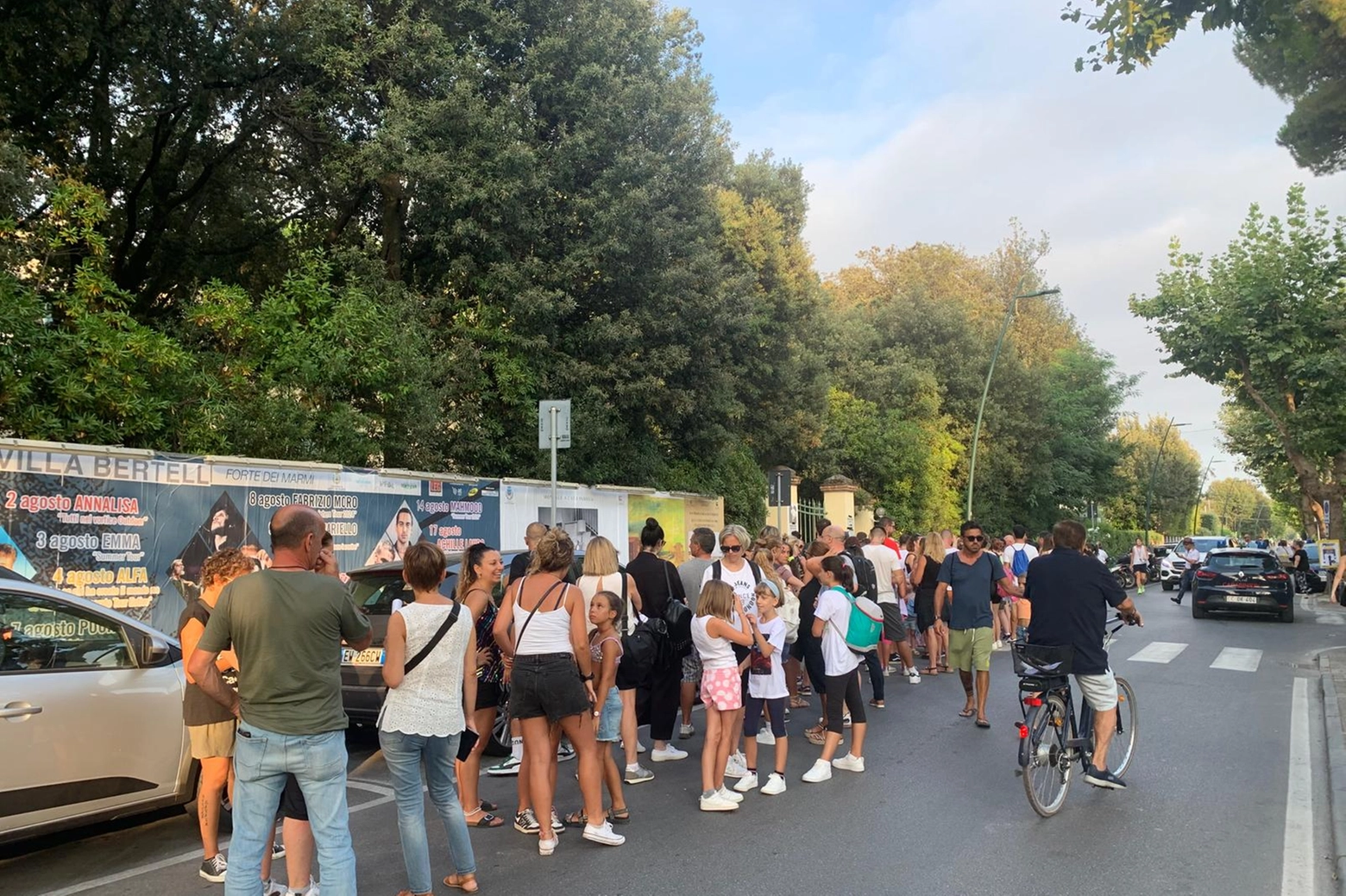 La coda al concerto di Annalisa a Forte dei Marmi (Foto Umicini)