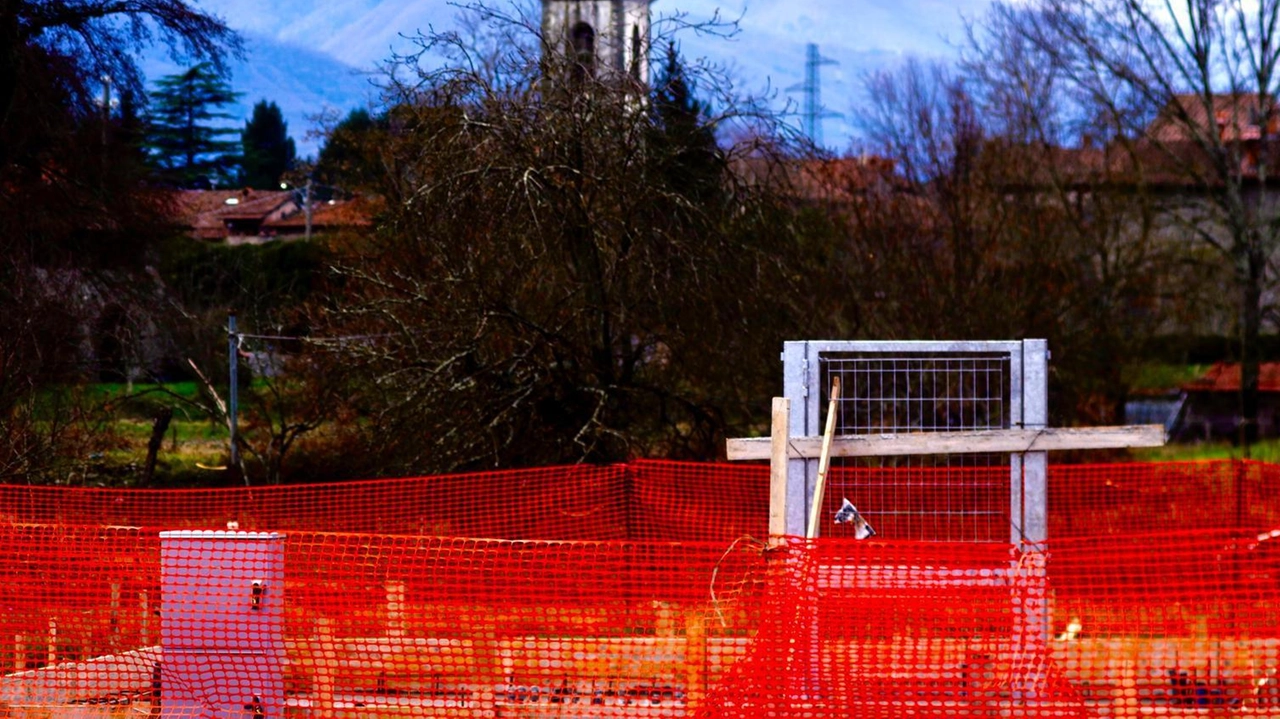 Il cantiere dei lavori di realizzazione dell’antenna 5G nel borgo di Filetto al momento bloccato dall’amministrazione