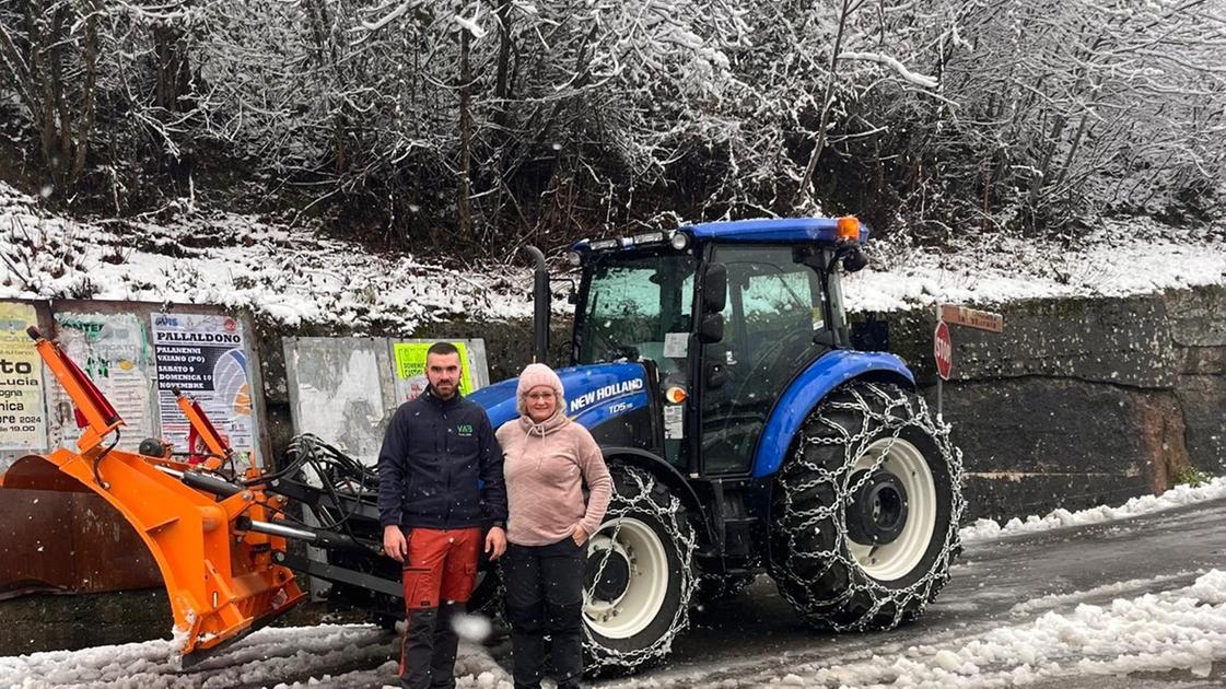 La prima neve in Valbisenzio. Montepiano imbiancata. In azione i mezzi spargisale