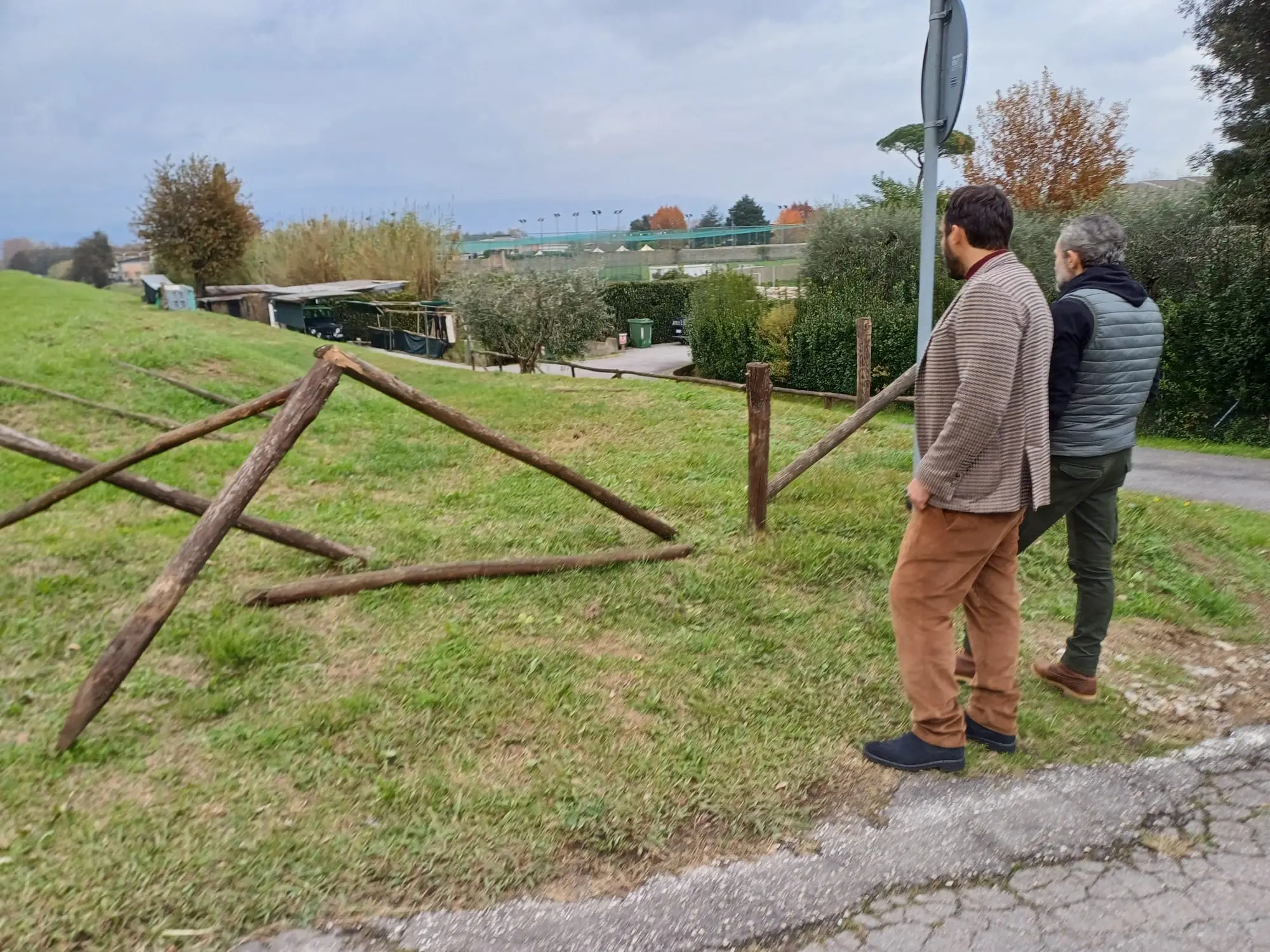 “Rimproverati per aver distrutto una staccionata”, poi le coltellate. Due sedicenni fermati, il ferito è gravissimo