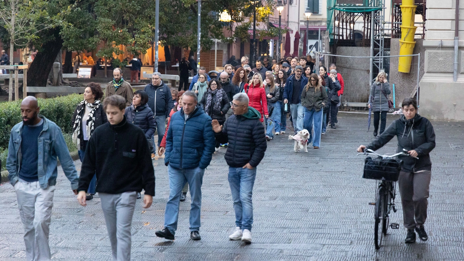 Camminata silenziosa per Zack sicurezza in piazza Dante, circa 200 persone hanno sfilato e sono state consegnate 1200 firme 