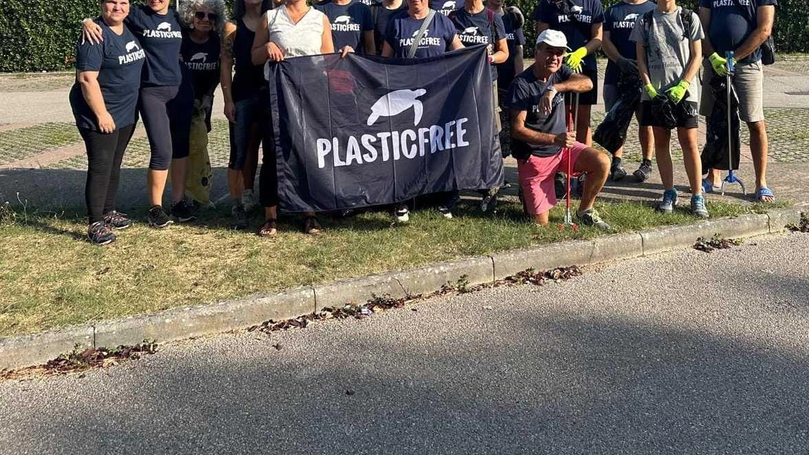 Il gruppo di volontari intervenuto per ripulire le sponde del Trasimeno a Castiglione del Lago nell’ambito dell’operazione ’Plastic Free’