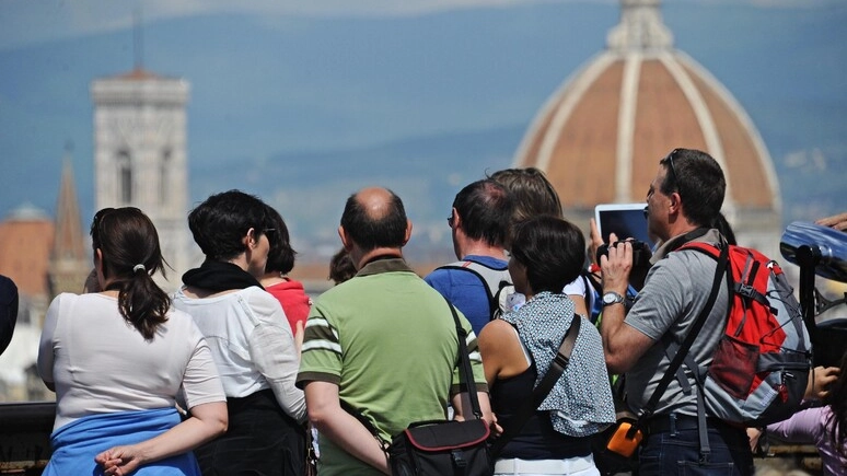 Turisti a Firenze (Foto Ansa)