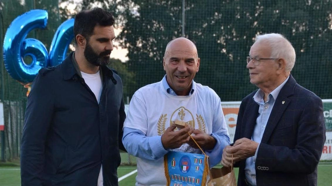 Il presidente del Novoli Roberto Travagli premiato per i 60 anni di attività dai dirigenti. Figc-Lnd Vasco Brogi e Alessandro Matteini