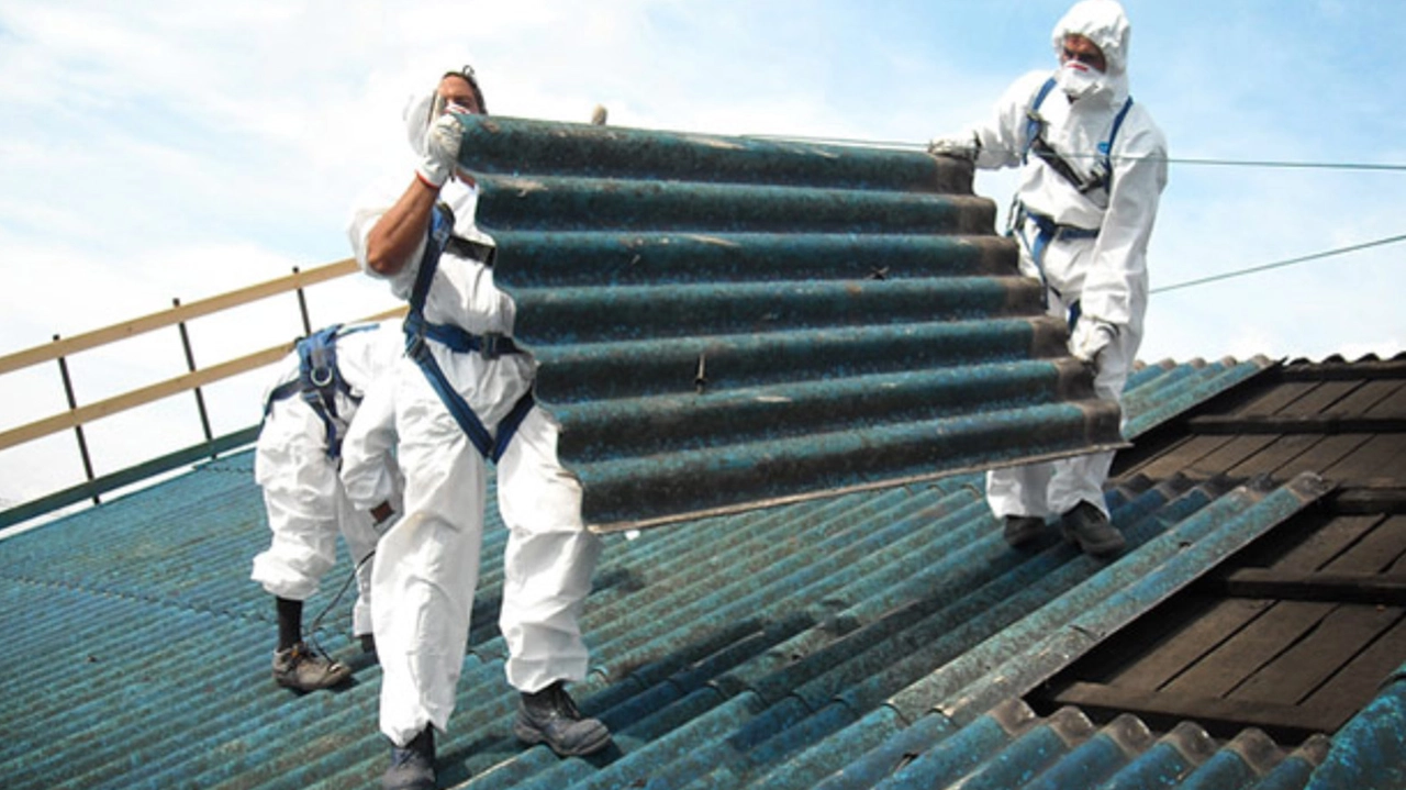 Tecnici al lavoro per la rimozione dell'amianto (foto di repertorio)