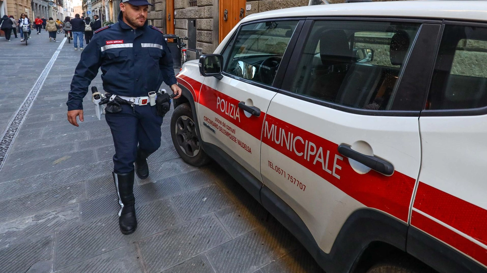 Prima il furto, poi la droga. Sniffa al tavolino del bar: "In centro di pomeriggio"