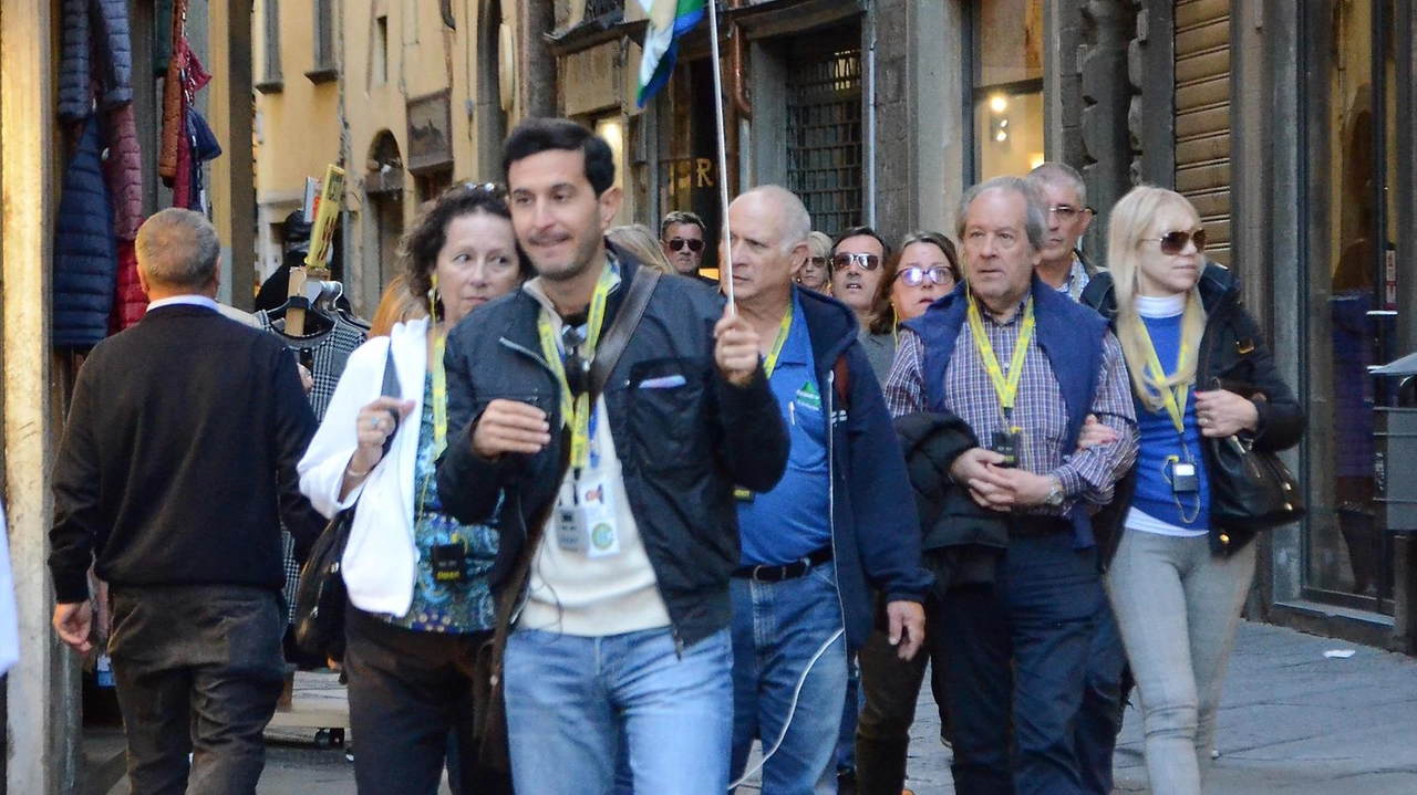 Turisti stranieri per le strade di Lucca