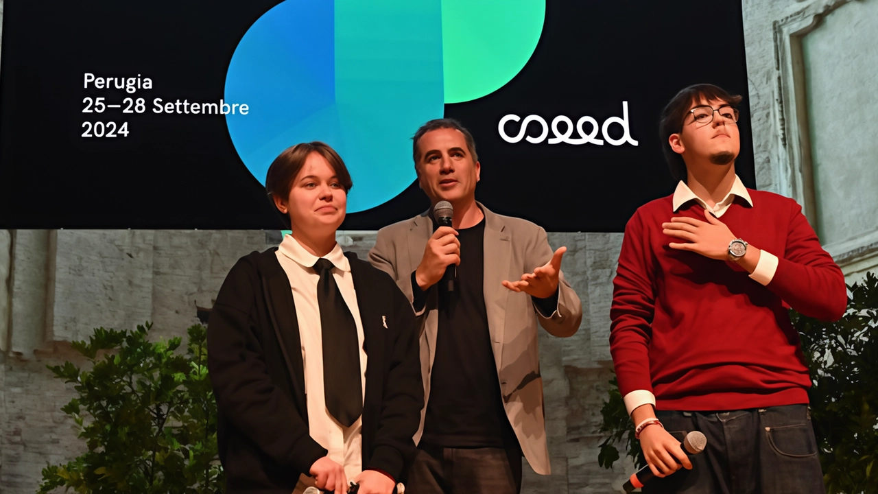 Il curatore Andrea Margaritelli sul palco con alcuni studenti