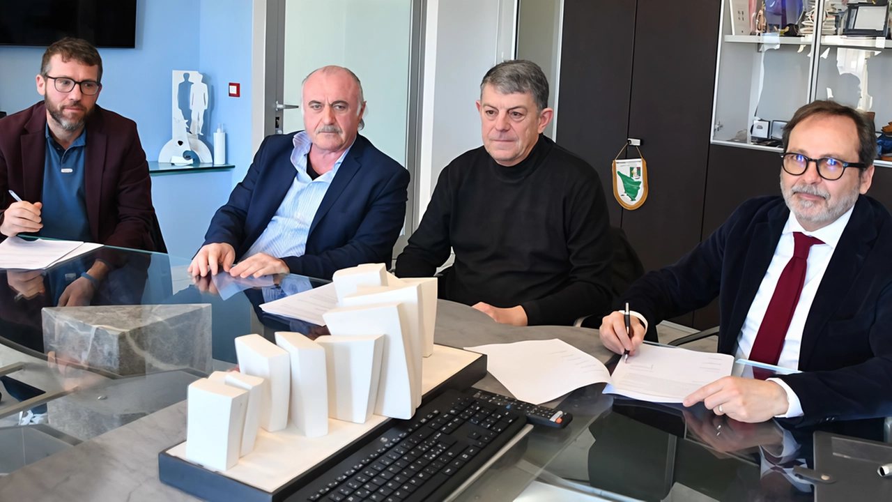 Da sinistra Nicola Del Vecchio (Cgil), Claudio Salvadori (Uil), Andrea Figaia (Cisl) e il sindaco Francesco Persiani (Foto Paola Nizza)