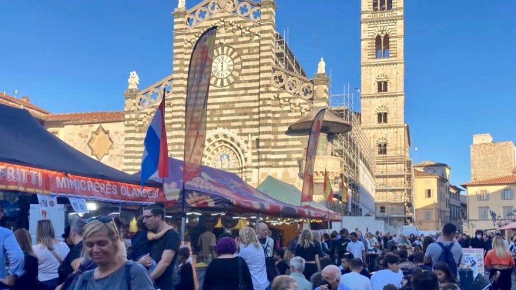 Prato, Mercato Internazionale in piazza Duomo 