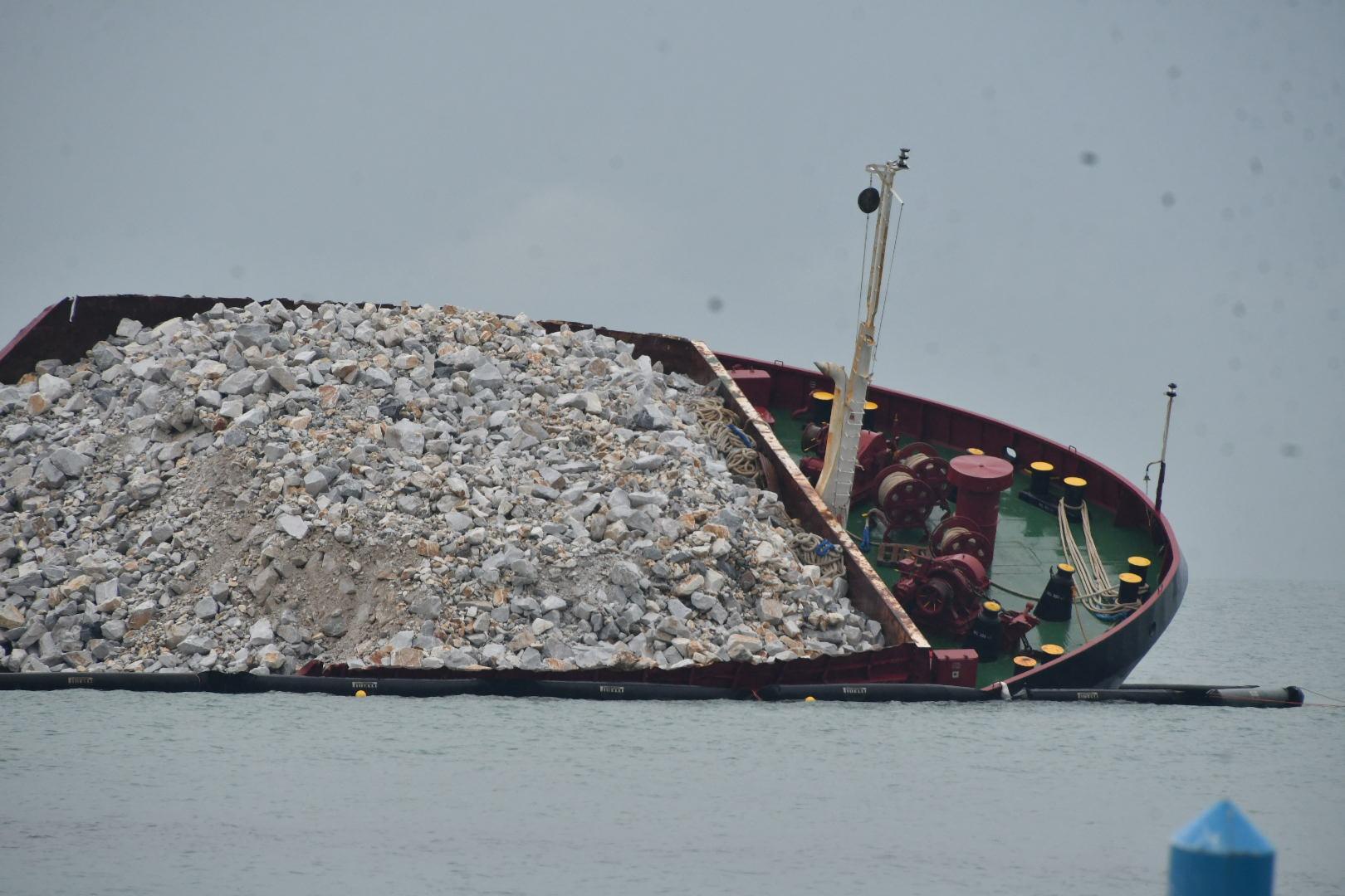 Nave incagliata, previsto primo sopralluogo a bordo. Giani: “Nessuno sversamento”