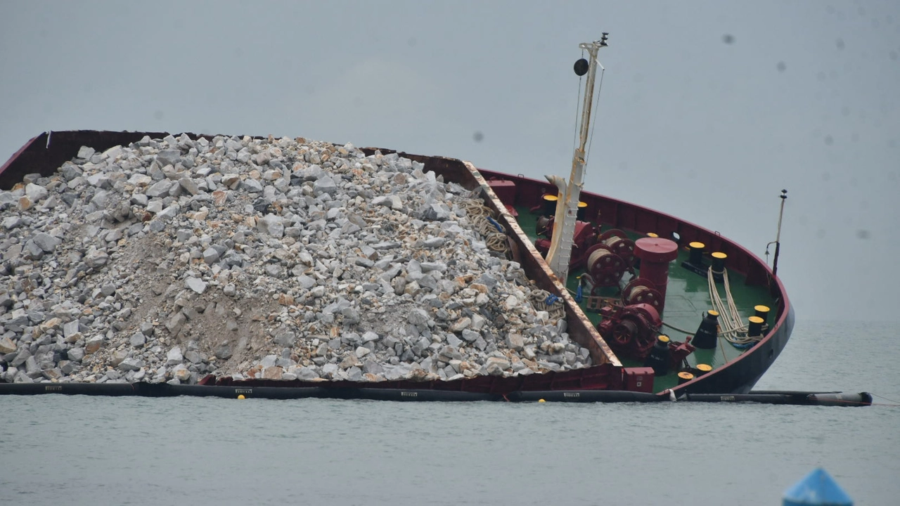 La nave incagliata a Marina di Massa (Foto Nizza)