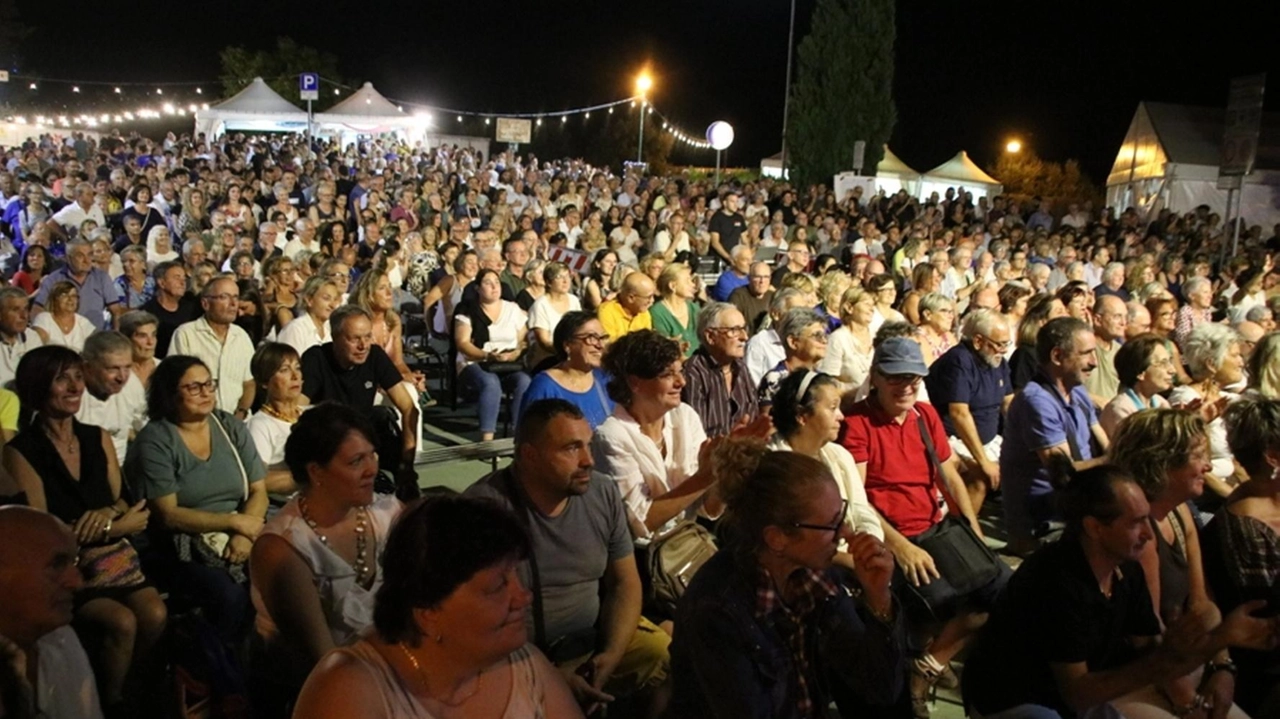 La Festa del Volontariato a San Casciano ha visto l'esibizione dei Cugini di Campagna, emozionando un pubblico di tutte le età con i loro successi degli anni '70. Un evento che ha promosso l'unione e lo spirito solidale.