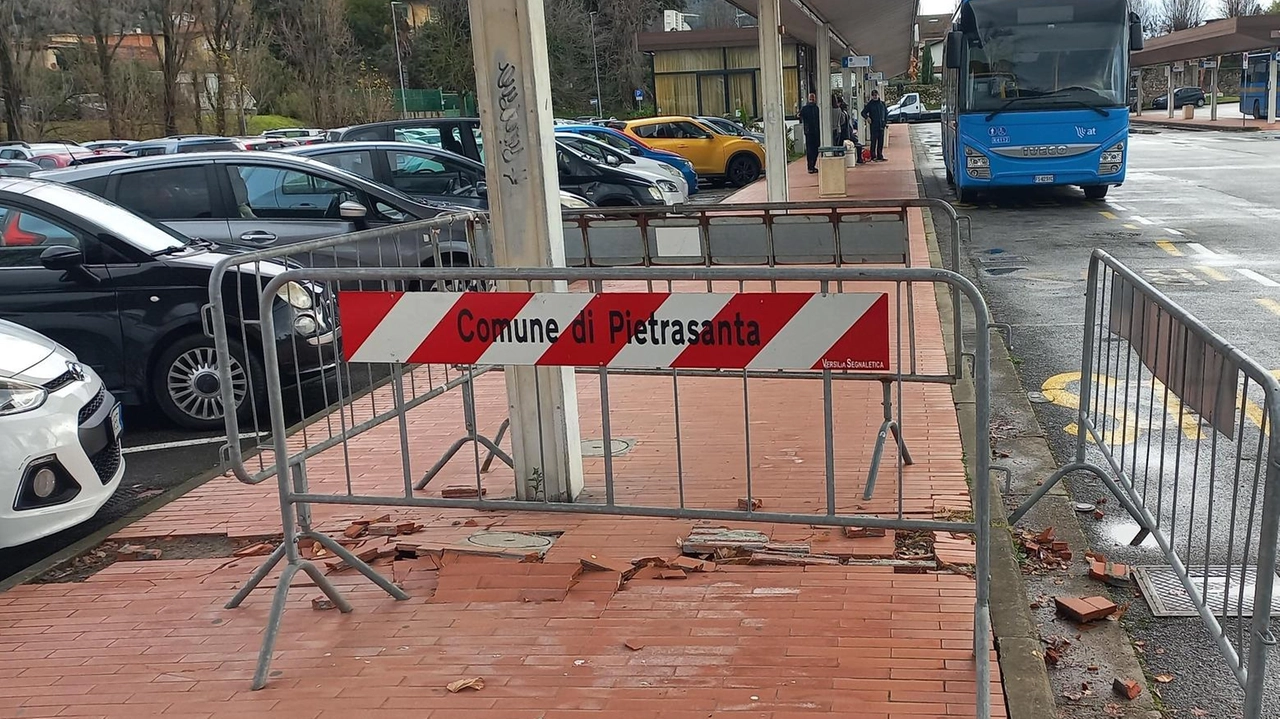 Le transenne del Comune intorno alla pavimentazione rotta al terminal bus