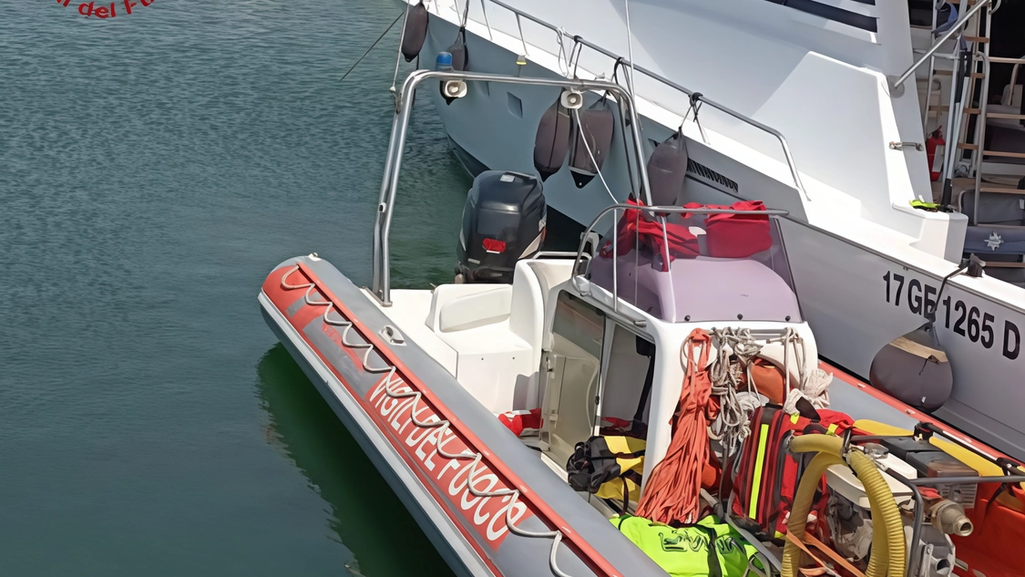 Intervento a Scarlino della squadra dei vigili del fuoco del presidio acquatico per un principio di incendio su un’imbarazione