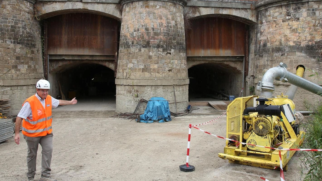 L’ingresso del tunnel sotto piazza Poggi: continuano i lavori di risanamento