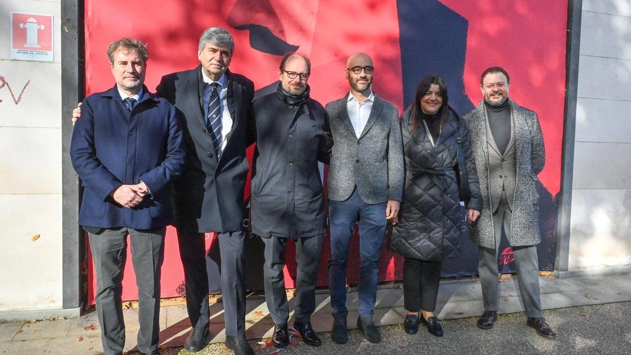 Il sottosegretario alla Cultura Gianmarco Mazzi accanto al sindaco Mario Pardini alla mostra “Puccini Manifesto“