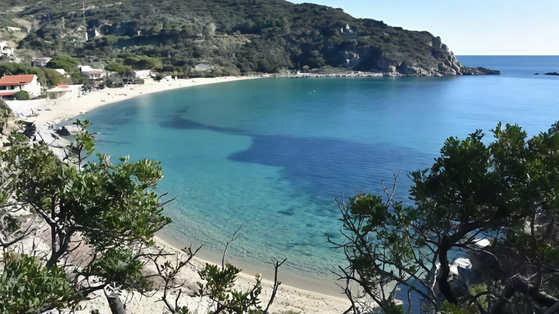 Le recensioni degli utenti di Google Maps indicano i dodici migliori lidi. Svettano Cavoli, Padulella e Capo Bianco, insieme al mare delle Cannelle.