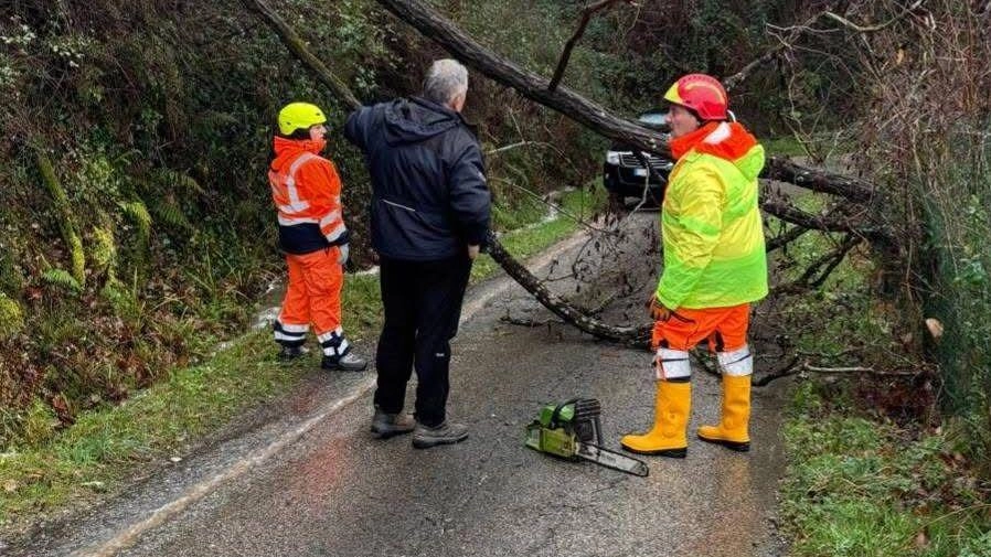 I problemi maggiori in Valdisieve: protezione civile e volontari costretti agli straordinari. A Campi allagata di nuovo via Castronella, alle Sieci via Aretina. Giù diversi muri privati.