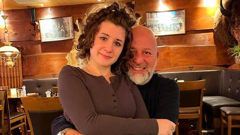 Accoltellata alla gola dall’ex, il padre: “Rischia la vita”