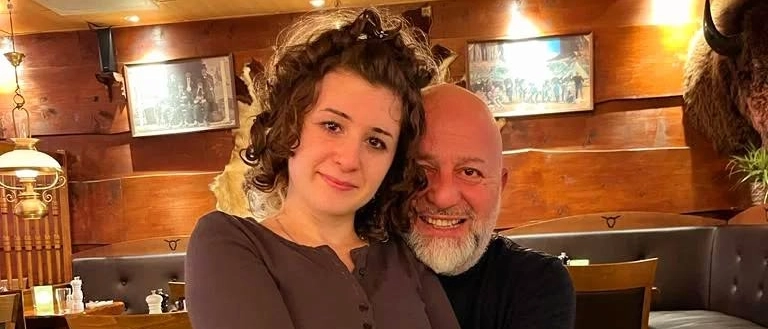 Accoltellata alla gola dall’ex, il padre: “Rischia la vita”