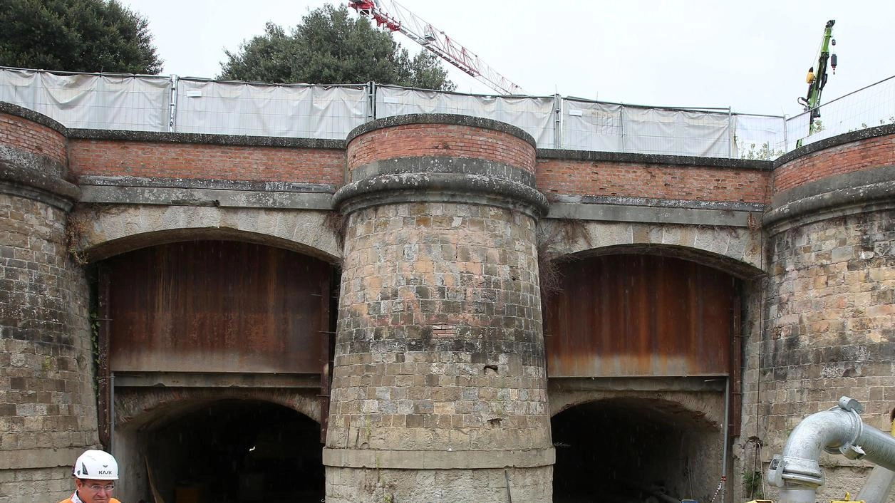 L’ingresso della galleria sotto l’Arno, in piazza Poggi, con le idrovore al lavoro