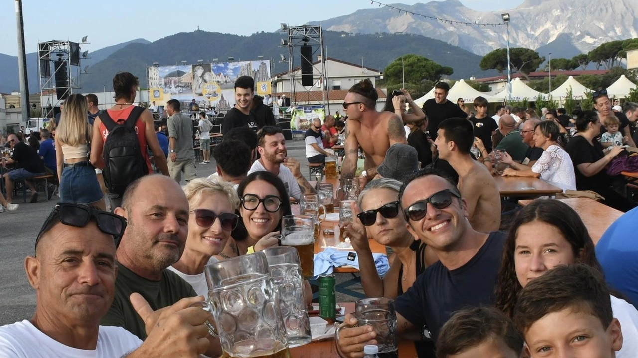 Partenza movimentata per la Festa della Birra: boom di presenze e diverbio tra tifosi. Dati di affluenza incoraggianti e attesa per gli eventi in programma.