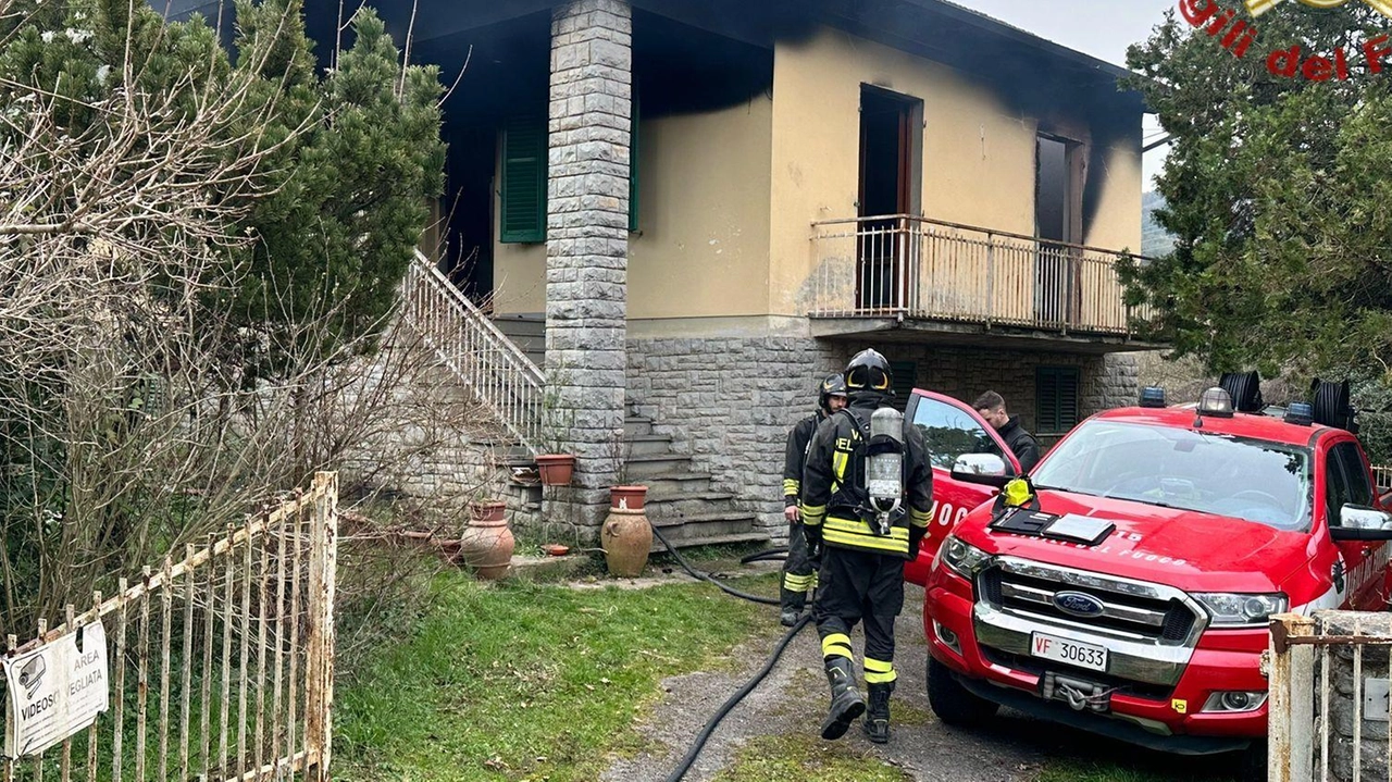 I vigili del fuoco sono intervenuti nella villetta a Bucine e hanno spento l’incendio ormai generalizzato al momento dell’arrivo e messo in sicurezza l’area