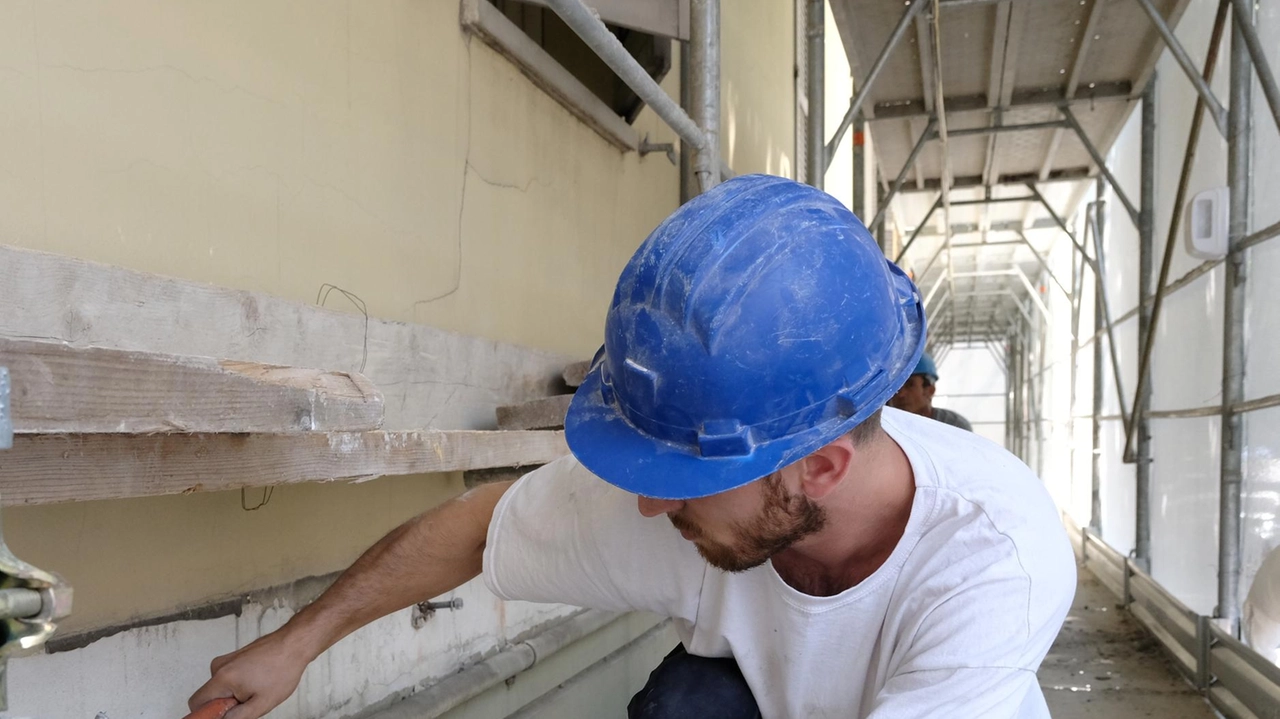 Il Comune di Certaldo ha approvato l'aggiornamento del progetto per l'efficientamento energetico della scuola primaria Carducci. L'intervento prevede isolamento termico, sostituzione di serramenti e impianto di climatizzazione. Alcune spese sono state riviste.