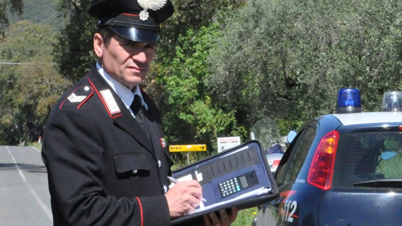 La 53enne è stata arrestata dai carabinieri per aver violato il divieto di avvicinamento al marito