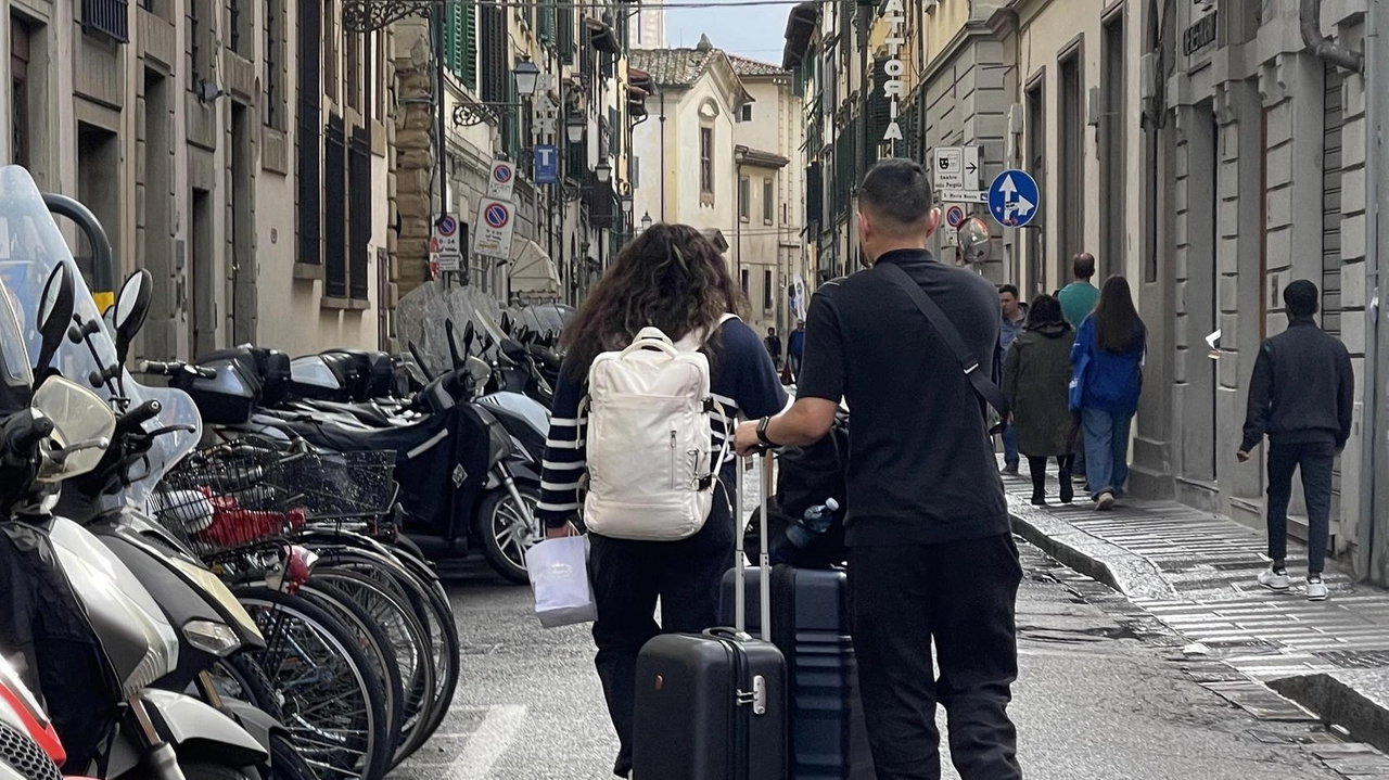 Turisti per le strade di Firenze in una foto di repertorio