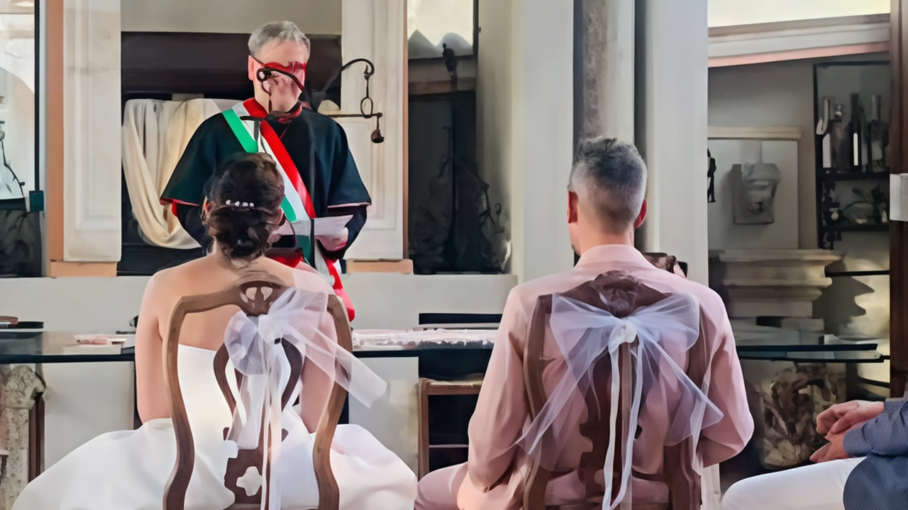 Vestito da cardinale e con la fascia tricolore sopra: bufera sul consigliere dei 5 Stelle Stefano Nuzzo