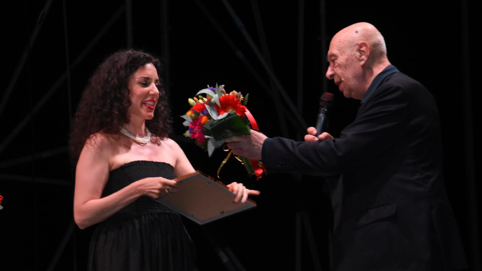 Il premio a Silvia Avallone (Foto Umicini)
