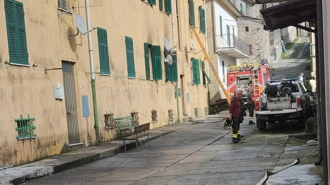 L’intervento dei vigili del fuoco nella palazzina di Marciaso