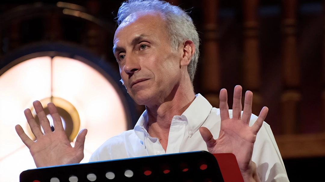 Marco Travaglio salirà sul palco del teatro Moderno domenica (inizio alle 21) con la terza edizione dello spettacolo «I migliori danni della nostra vita»