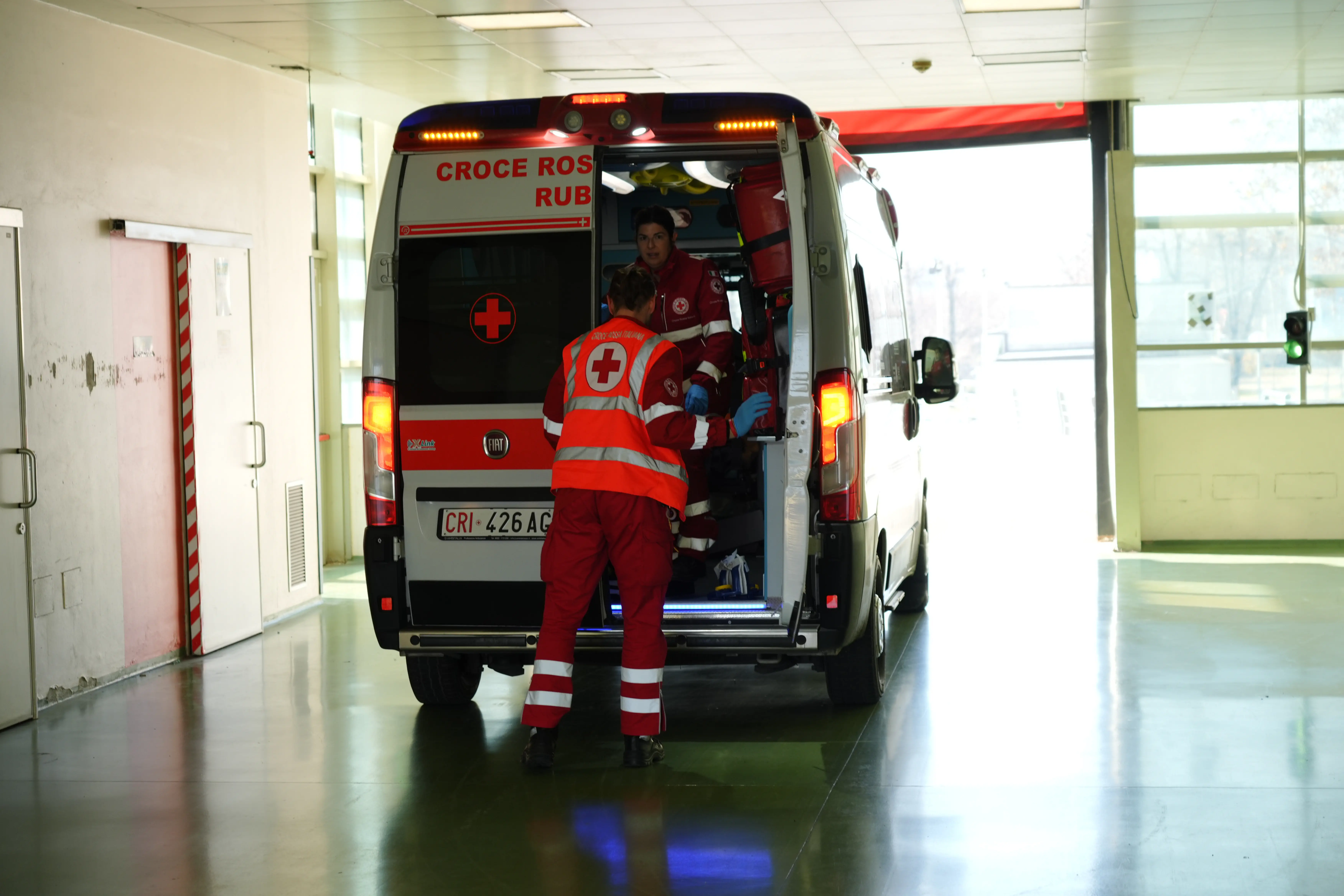 Grave incidente in un autolavaggio a Terni: addetto schiacciato contro il muro da un Suv