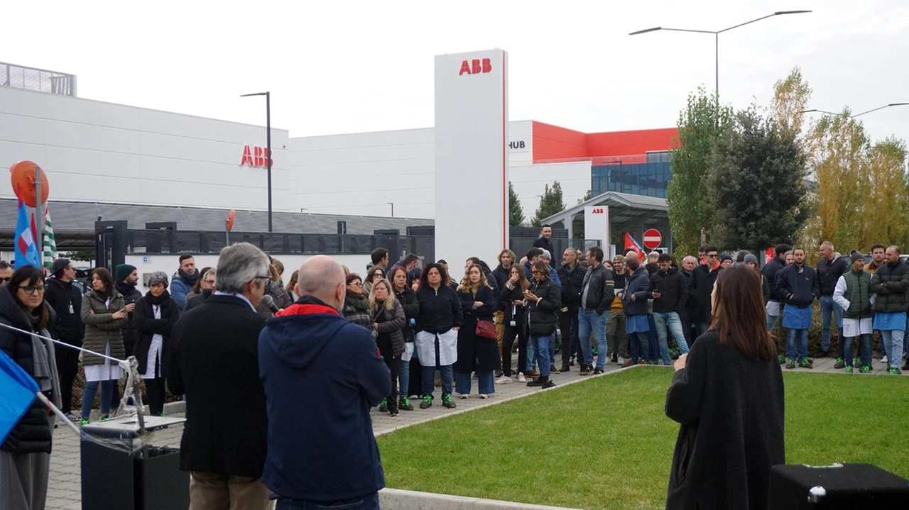 Manifestazione dipendenti Abb, sopra lavoratori Fimer(foto archivio)