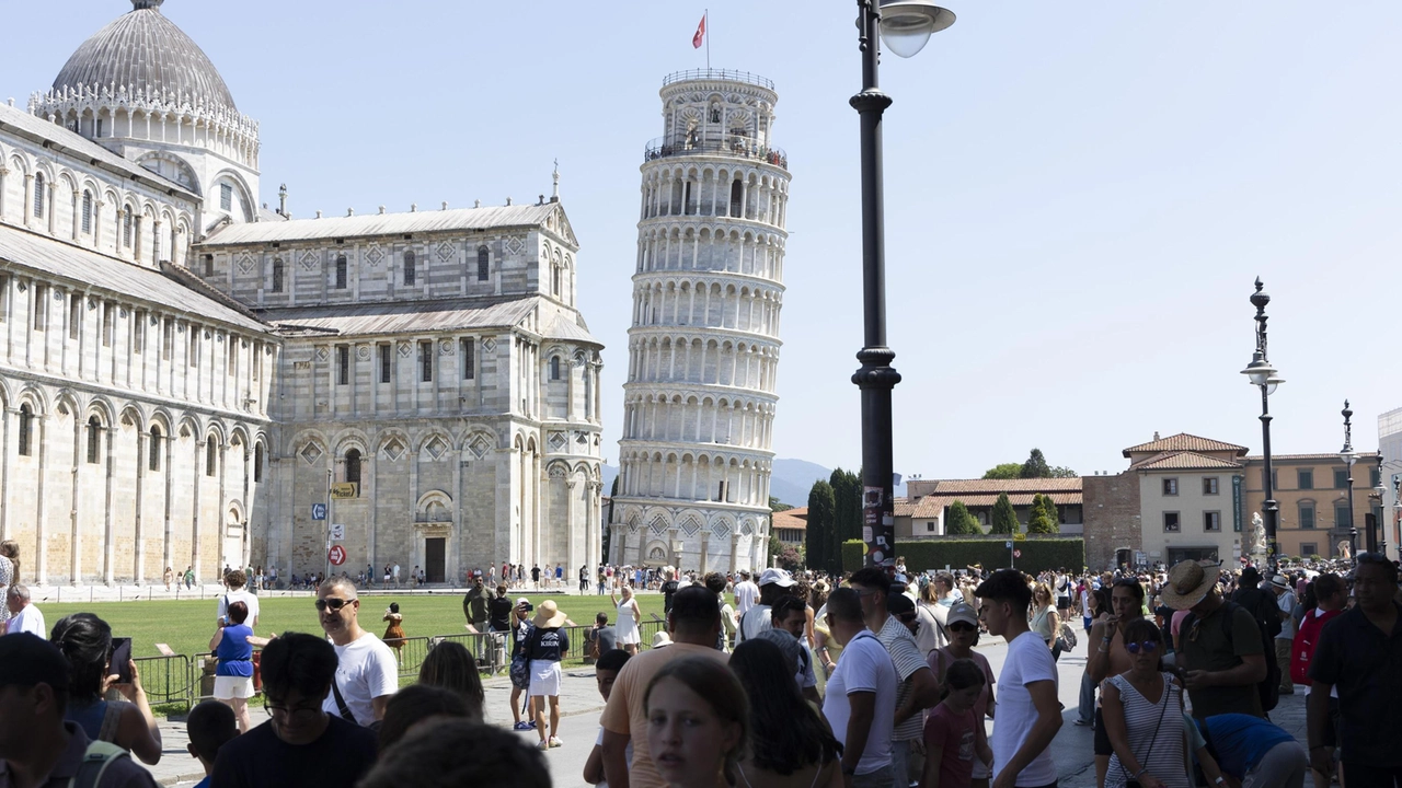 Per i tanti turisti presenti in città la Torre Pendente è visitabile dalle 9 alle 22